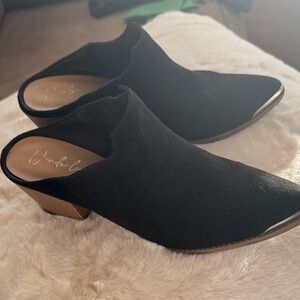Wonderly Black Mules with Tan Heel